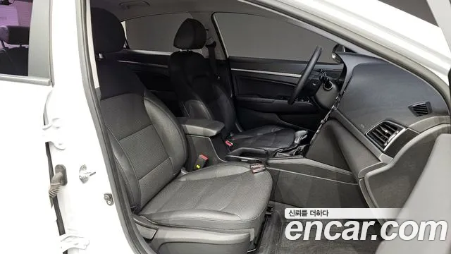 Hyundai AVANTE 2018 — фото 11