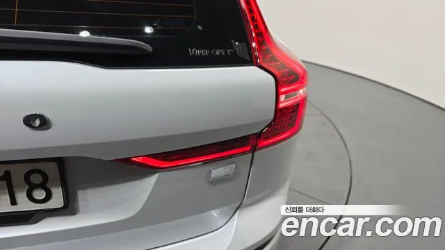 Volvo XC60 2021 — фото 9