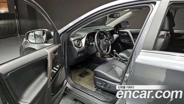 Toyota RAV4 2018 — фото 13