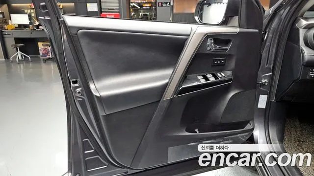 Toyota RAV4 2018 — фото 14