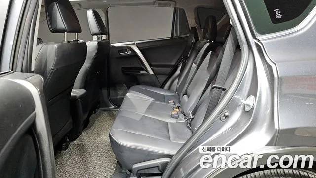 Toyota RAV4 2018 — фото 16