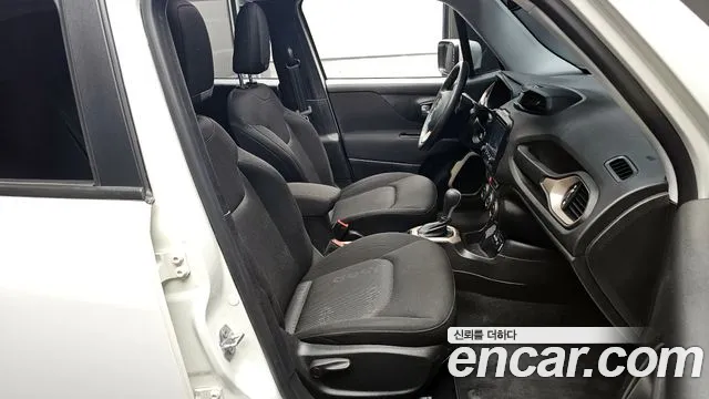 Jeep Renegade 2017 — фото 13