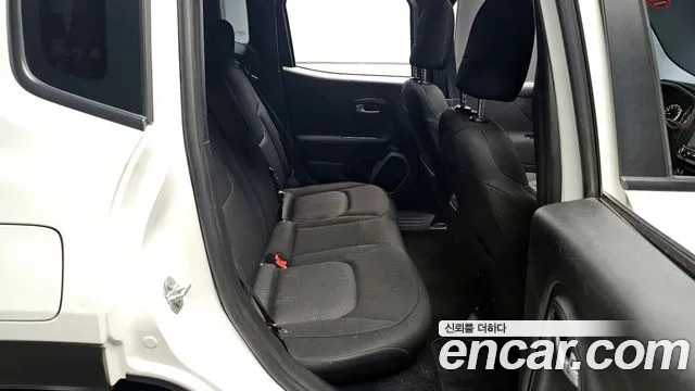 Jeep Renegade 2017 — фото 16