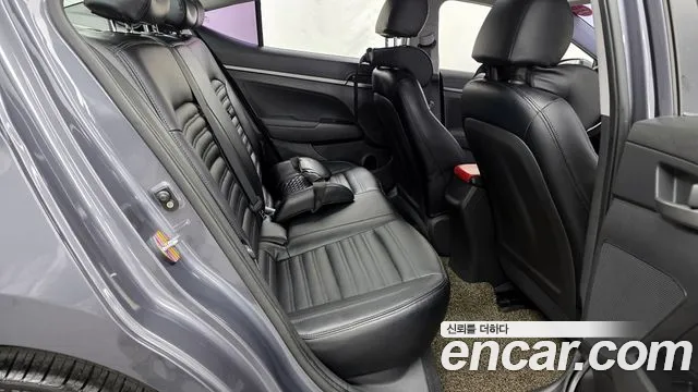 Hyundai AVANTE 2017 — фото 12