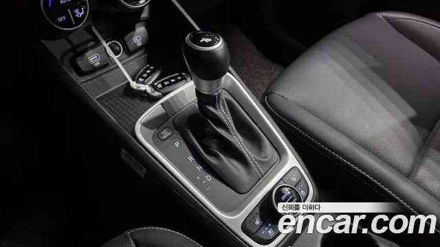 Hyundai Venue 2023 — фото 12