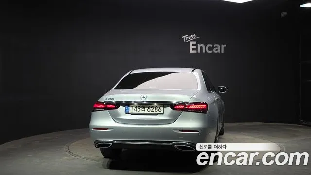 Mercedes-Benz E-Class 2022 — фото 4