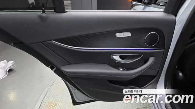 Mercedes-Benz E-Class 2022 — фото 15