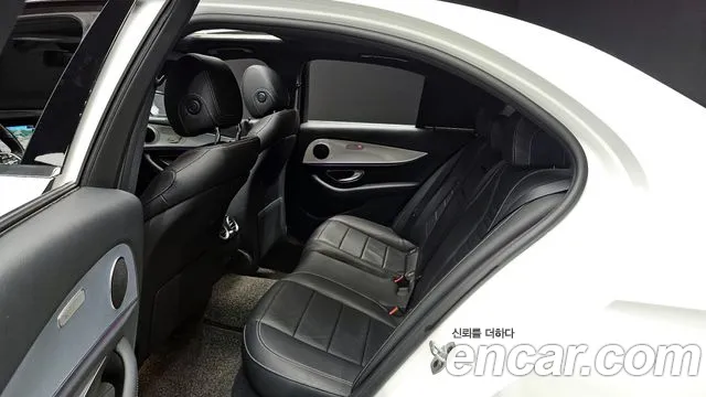 Mercedes-Benz E-Class 2020 — фото 18