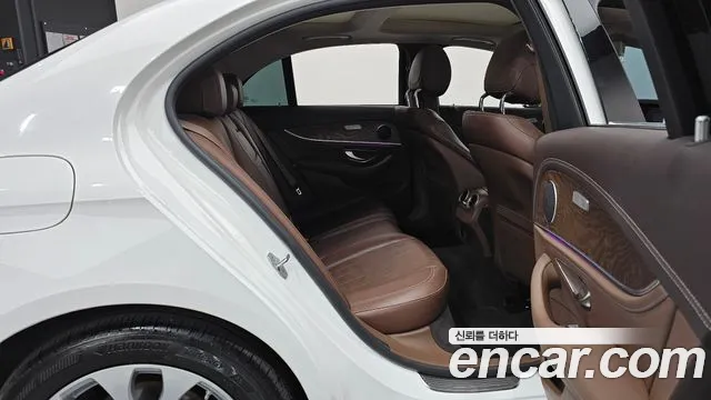 Mercedes-Benz E-Class 2017 — фото 17