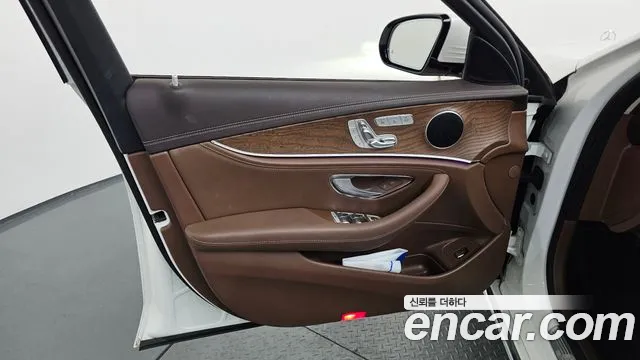 Mercedes-Benz E-Class 2017 — фото 14