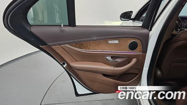Mercedes-Benz E-Class 2017 — фото 15