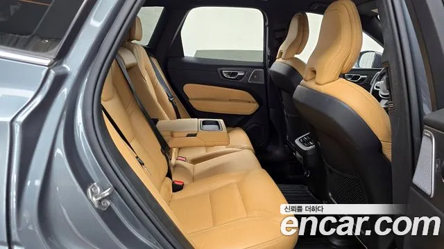 Volvo XC60 2019 — фото 18
