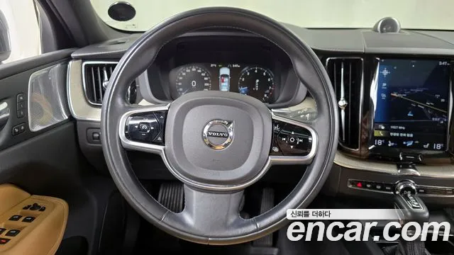 Volvo XC60 2019 — фото 19
