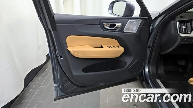 Volvo XC60 2019 — фото 14