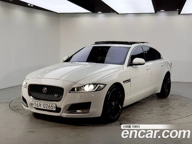 Jaguar XF 2016 — фото 1