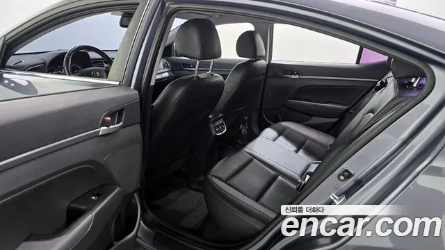 Hyundai AVANTE 2017 — фото 12