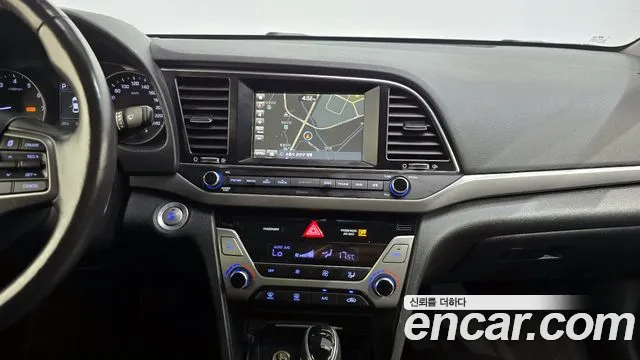 Hyundai AVANTE 2017 — фото 13