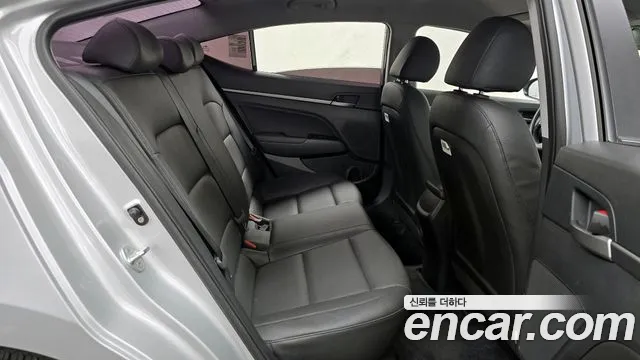 Hyundai AVANTE 2018 — фото 18