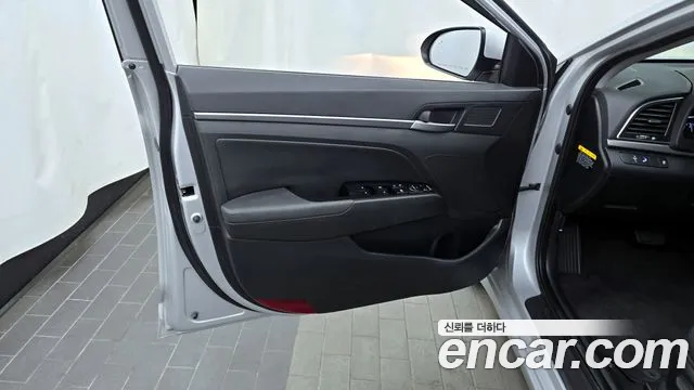 Hyundai AVANTE 2018 — фото 14