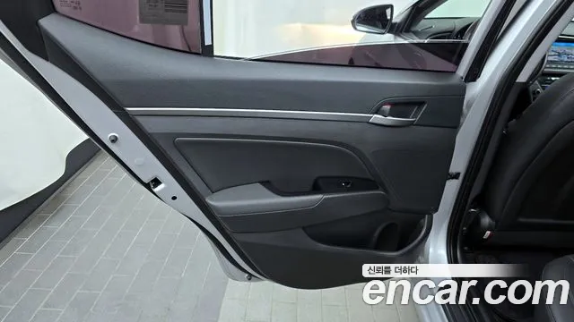 Hyundai AVANTE 2018 — фото 15