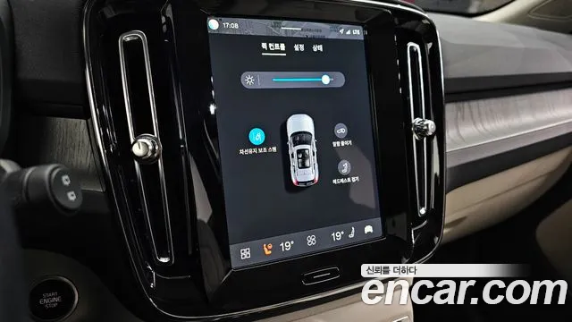 Volvo XC40 2025 — фото 17