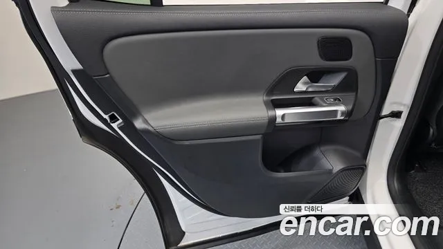 Mercedes-Benz EQB 2024 — фото 14