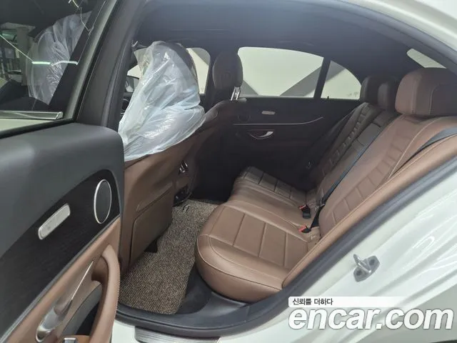 Mercedes-Benz E-Class 2022 — фото 15