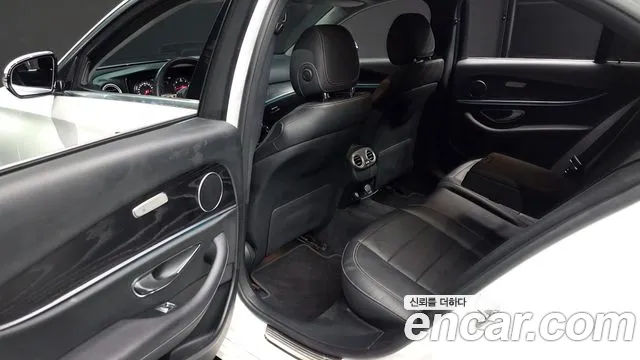 Mercedes-Benz E-Class 2020 — фото 18