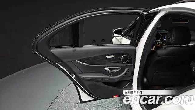 Mercedes-Benz E-Class 2020 — фото 15