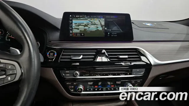 BMW 5-Series 2018 — фото 19