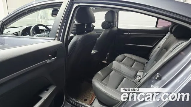 Hyundai AVANTE 2018 — фото 11