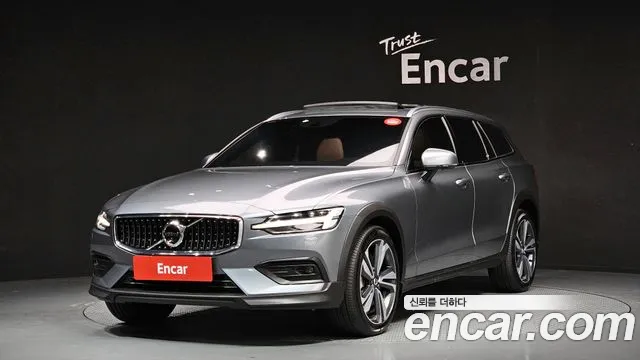 Volvo V60 2021 — фото 1