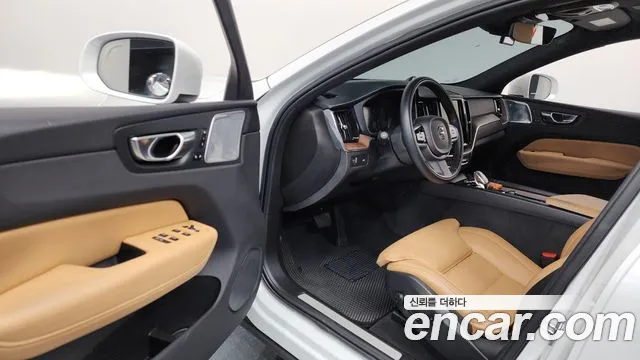 Volvo XC60 2021 — фото 13