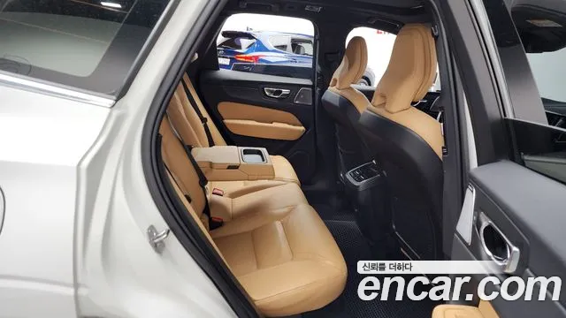 Volvo XC60 2021 — фото 17