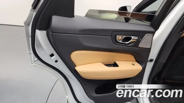 Volvo XC60 2021 — фото 15