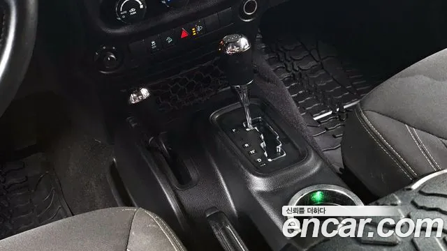 Jeep Wrangler 2016 — фото 11