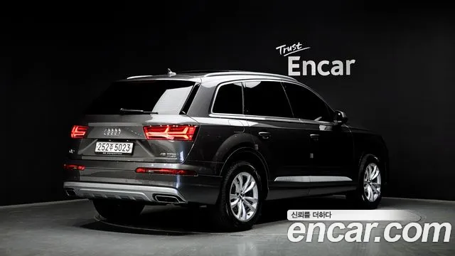Audi Q7 2019 — фото 1