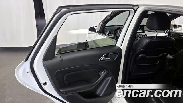 Mercedes-Benz B-Class 2018 — фото 15