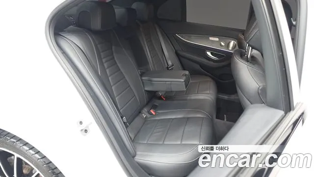 Mercedes-Benz E-Class 2023 — фото 18