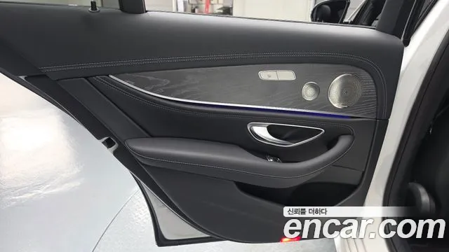 Mercedes-Benz E-Class 2023 — фото 15