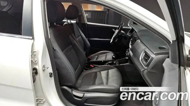 Kia Stonic 2018 — фото 12