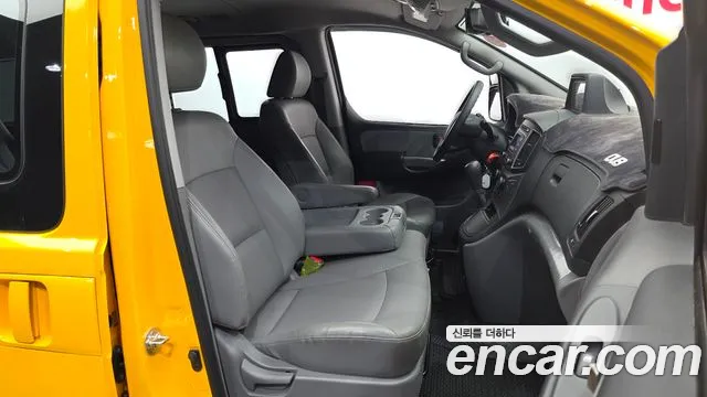 Hyundai Starex 2019 — фото 16