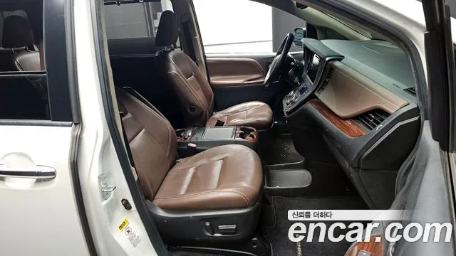 Toyota Sienna 2015 — фото 10