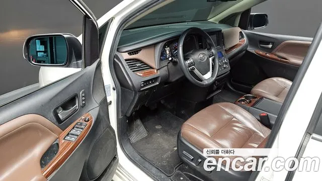 Toyota Sienna 2015 — фото 12