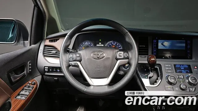 Toyota Sienna 2015 — фото 13