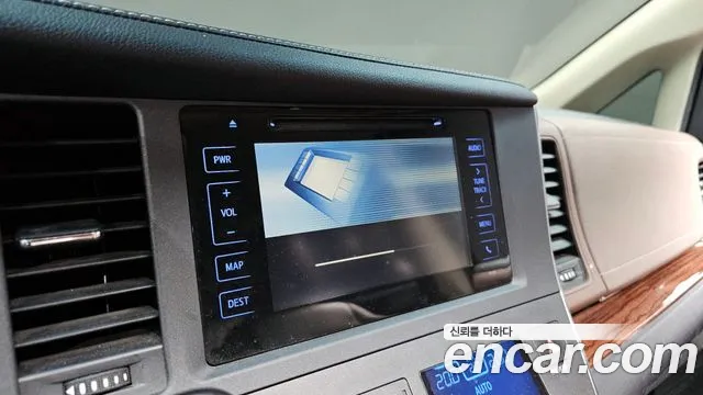 Toyota Sienna 2015 — фото 14