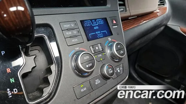 Toyota Sienna 2015 — фото 15