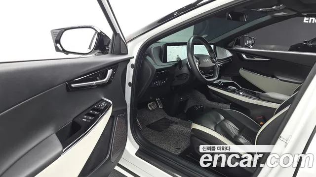 Kia EV6 2023 — фото 17