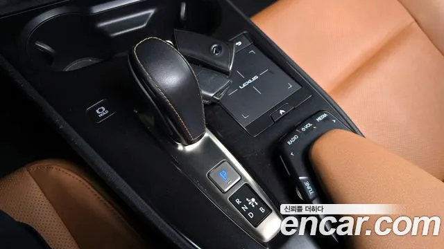 Lexus UX 2022 — фото 11