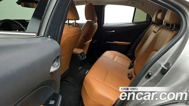 Lexus UX 2022 — фото 15